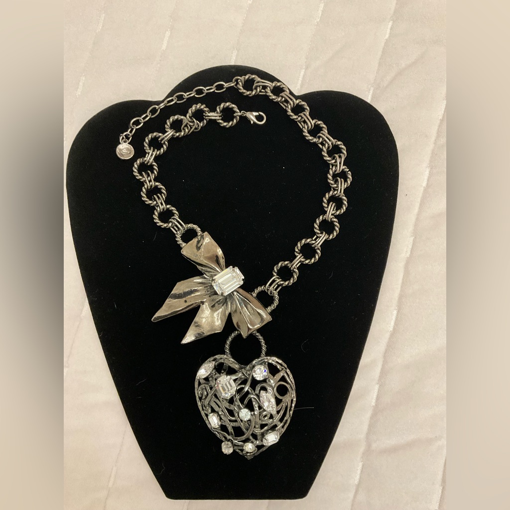 Chic Silver Bow And Heart Pendant Necklace 25$